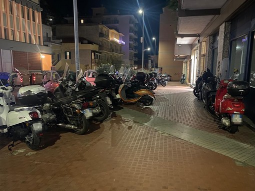 Ventimiglia, "marciapiede usato come parcheggio per i motorini": la segnalazione (Foto)