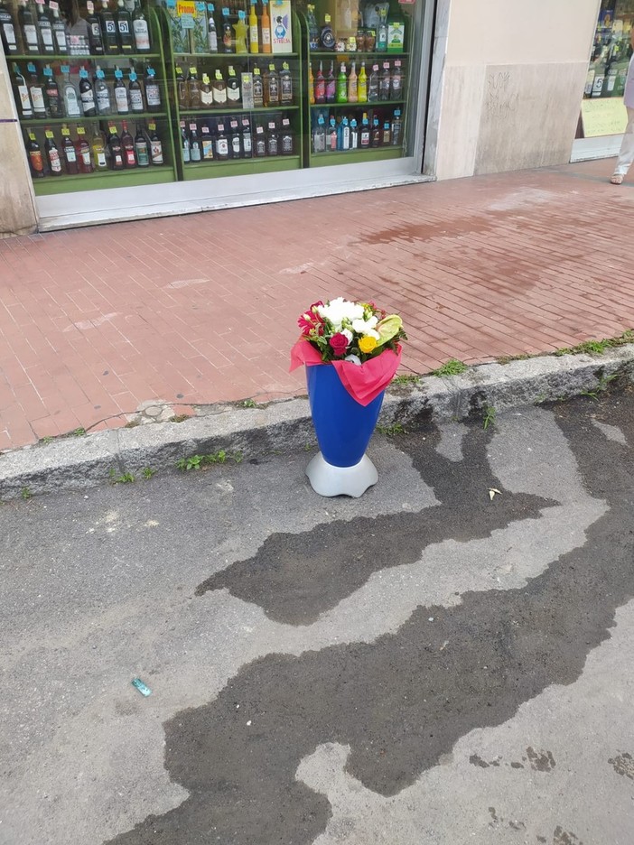 Omicidio suicidio a Ventimiglia: la Lega porta un mazzo di fiori per Sharon Micheletti Omicidio suicidio a Ventimiglia: la Lega porta un mazzo di fiori per Sharon Micheletti