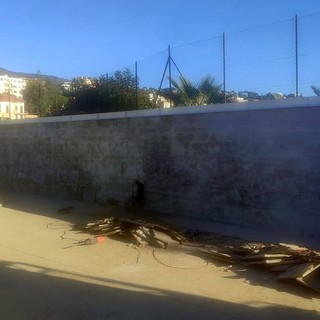 Pian di Poma, il Comune risponde alla segnalazione sul degrado esterno della pista di atletica: “Interventi già programmati e in corso”