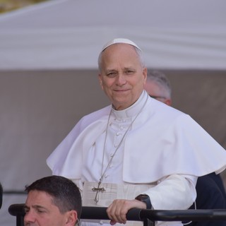 Principato di Monaco, Stadio Louis II gremito per Papa Leone XIV: "Le guerre sono frutto dell’idolatria del potere e del denaro" (Foto e video)