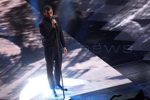 Festival #sanremo2014: Marco Mengoni apre la serata dedicata alla canzone d'autore Festival #sanremo2014: Marco Mengoni apre la serata dedicata alla canzone d'autore