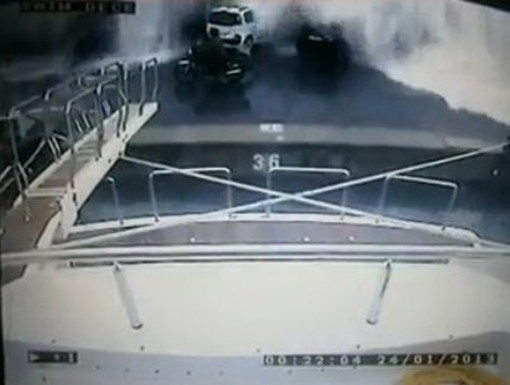 Dopo la mareggiata ed i controlli sul gasolio a Portosole molti comandanti vorrebbero boicottare Sanremo. In un video del 24 gennaio la furia del mare Dopo la mareggiata ed i controlli sul gasolio a Portosole molti comandanti vorrebbero boicottare Sanremo. In un video del 24 gennaio la furia del mare