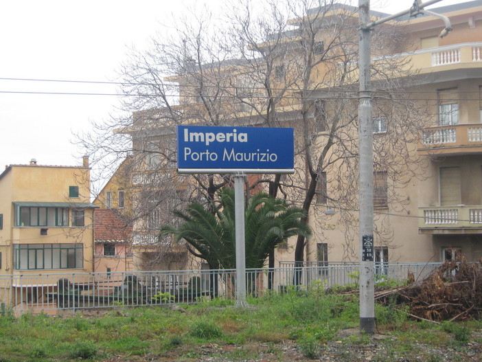 Imperia: camion fa cadere un cavo che limita le altezze al passaggio a livello, un'ora di rallentamento dei treni