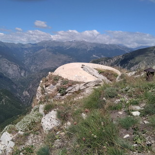 Alla scoperta di antiche fortificazioni, flora, fauna e dell'anello di monte Lega: da Pigna parte 'Cammina nella storia' (Foto) Alla scoperta di antiche fortificazioni, flora, fauna e dell'anello di monte Lega: da Pigna parte 'Cammina nella storia' (Foto)