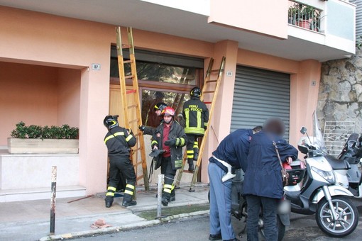 Sanremo: le dà un appuntamento a casa ma al suo arrivo nessuna traccia, mobilitazione di soccorsi in via Galilei Sanremo: le dà un appuntamento a casa ma al suo arrivo nessuna traccia, mobilitazione di soccorsi in via Galilei