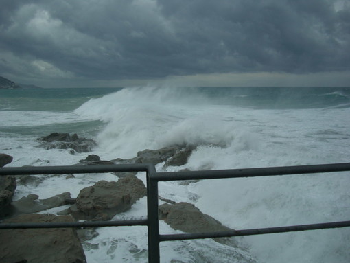 Bordighera: maltempo e mareggiata, le immagini di un lettore