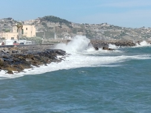 Meteo Liguria, vento di burrasca e mare agitato sull'Imperiese: peggioramento atteso nelle prossime ore Meteo Liguria, vento di burrasca e mare agitato sull'Imperiese: peggioramento atteso nelle prossime ore