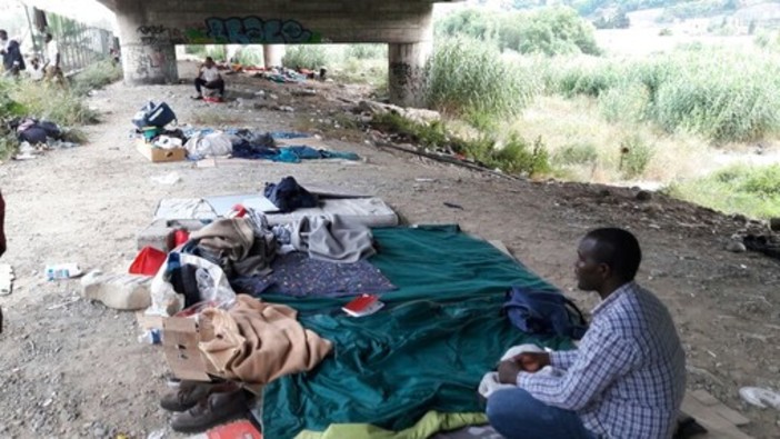 Ventimiglia, Rifondazione comunista promuove il ristoro alimentare ai migranti organizzato dall'Associazione Martina Rossi