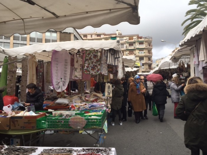 #Sanremo2016 oggi inizia il Festival, ma è anche giornata di mercato. Come la vivono i commercianti?