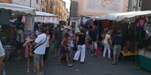 Sanremo: al mercato vietato l'ingresso ai venditori abusivi, loro non entrano ma stazionano intorno