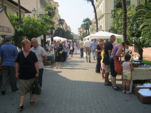 Bordighera: domenica prossima, mercatino di Antichità e Collezionismo in piazza Garibaldi e piazza Mazzini