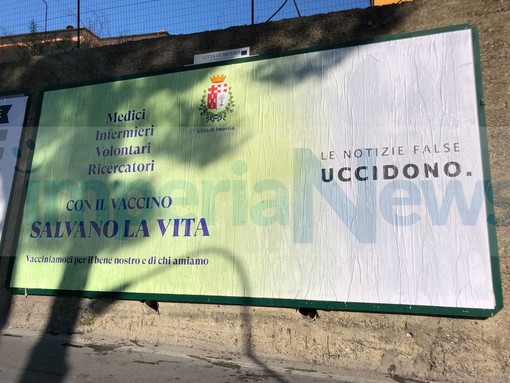 Imperia, il Comune risponde ai 'no vax', affisso manifesto di fronte l'ospedale: "Le notizie false uccidono. Vacciniamoci per il bene nostro e di chi amiamo" (foto) Imperia, il Comune risponde ai 'no vax', affisso manifesto di fronte l'ospedale: "Le notizie false uccidono. Vacciniamoci per il bene nostro e di chi amiamo" (foto)