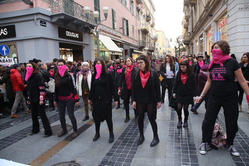 Le donne di 'Non una di meno' a Sanremo puntano il dito contro la violenza sessista