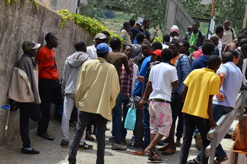 Taggia: sono 11 donne e non 23 uomini come disposto dal Ministero i migranti arrivati all'ex ospedale di carità Taggia: sono 11 donne e non 23 uomini come disposto dal Ministero i migranti arrivati all'ex ospedale di carità