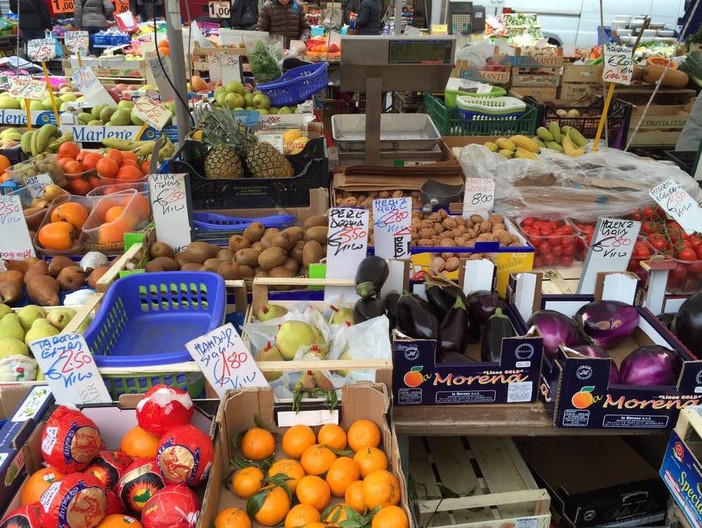 Piazze & Mercati: a Oneglia i commercianti chiedono....scopriamolo nelle nostre interviste al mercato Piazze & Mercati: a Oneglia i commercianti chiedono....scopriamolo nelle nostre interviste al mercato