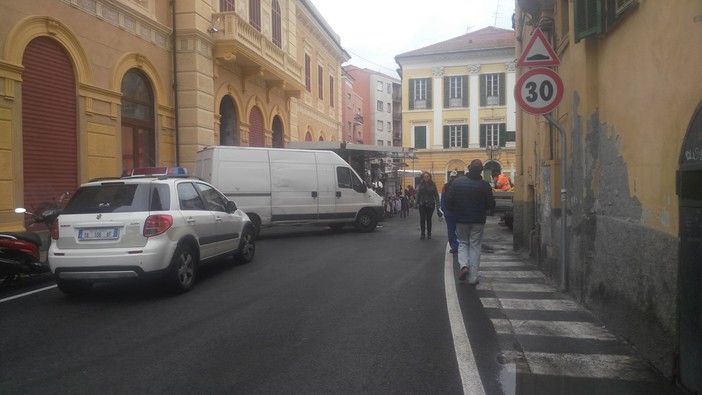 Imperia, bimbo sale sul cornicione di una finestra in piazza Ricci, salvato dagli ambulanti, il racconto: "Ero pronto a prenderlo al volo" Imperia, bimbo sale sul cornicione di una finestra in piazza Ricci, salvato dagli ambulanti, il racconto: "Ero pronto a prenderlo al volo"
