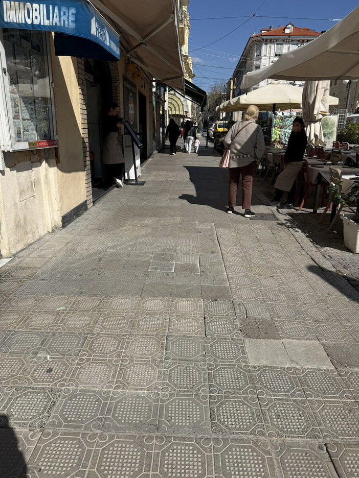 Sanremo, marciapiede di piazza Colombo ancora degradato: lavori annunciati ma fermi da un mese Sanremo, marciapiede di piazza Colombo ancora degradato: lavori annunciati ma fermi da un mese