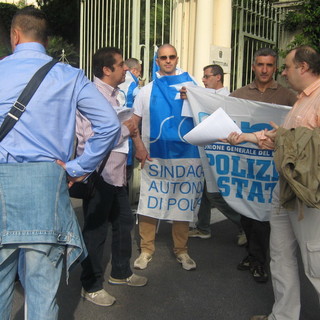 Imperia: manifestazione di Siap, Silp-Cgil, Coisp e Ass. Funzionari contro le politiche del Governo Imperia: manifestazione di Siap, Silp-Cgil, Coisp e Ass. Funzionari contro le politiche del Governo