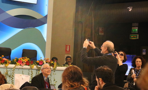 #Sanremo2015: quello che non ti aspetti all'Ariston, Mario Luzzato Fegiz ed il mini elicottero in volo nella Sala Stampa