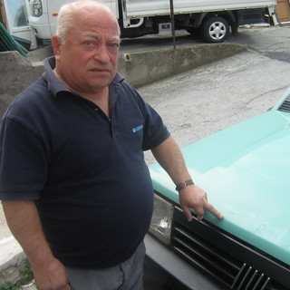 Carmelo Gargiulo mostra le lettere incise sulla carrozzeria della sua Panda