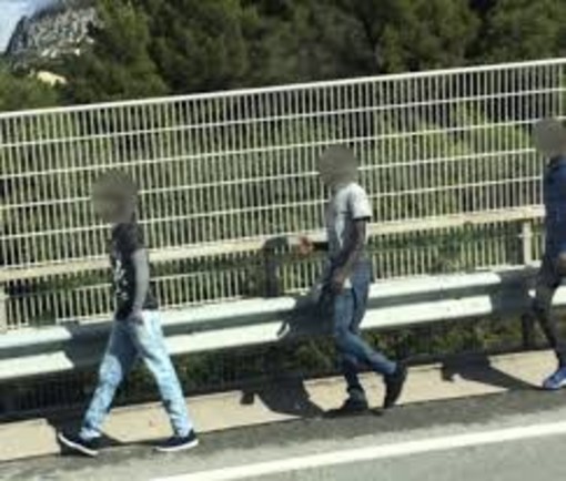 Migranti in autostrada sul viadotto di Arma. Su Facebook piovono i commenti di odio: "Schiacciateli tutti" Migranti in autostrada sul viadotto di Arma. Su Facebook piovono i commenti di odio: "Schiacciateli tutti"