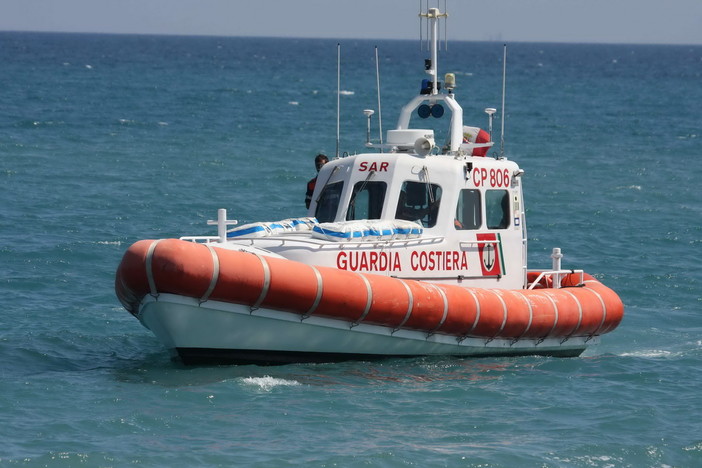 Soccorso ad un natante davanti a Vado: tre persone portate in salvo, ma motovedetta della Capitaneria speronata