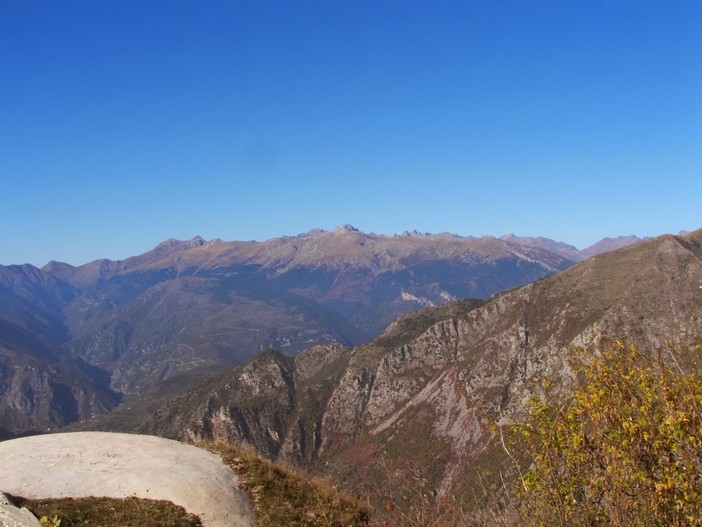 Domenica 15 maggio, escursione ad anello del Monte Lega nel Parco Naturale delle Alpi Liguri Domenica 15 maggio, escursione ad anello del Monte Lega nel Parco Naturale delle Alpi Liguri