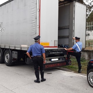Si nascondono in un tir pensando di oltrepassare il confine di Ventimiglia: gruppo di stranieri finisce a Mondovì
