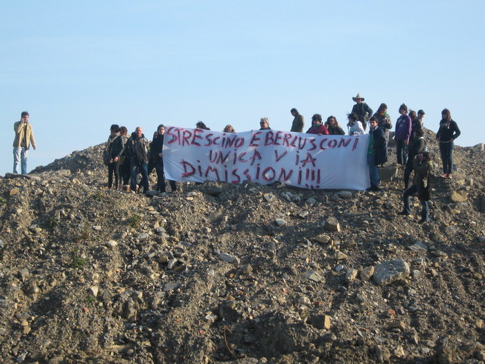 Imperia: dimostranti salgono in cima alla collina di terra sul porto e chiedono le dimissioni di Berlusconi e Strescino Imperia: dimostranti salgono in cima alla collina di terra sul porto e chiedono le dimissioni di Berlusconi e Strescino