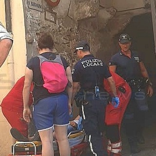 Sanremo: 35enne accusa malore vicino al mercato, intervento di polizia locale e croce rossa
