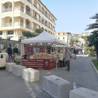 Bordighera: mercatino di prodotti tipici in corso Italia, entro le 18 dovrà essere sgomberato, De Benedetti “Organizzatore denunciato per truffa” Bordighera: mercatino di prodotti tipici in corso Italia, entro le 18 dovrà essere sgomberato, De Benedetti “Organizzatore denunciato per truffa”
