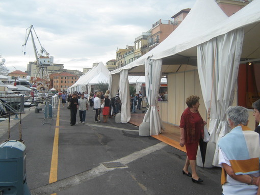 Gli standi di Mareterra di Liguria in calata Cuneo Gli standi di Mareterra di Liguria in calata Cuneo