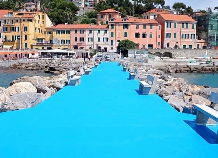 Imperia, il molo del Prino si tinge d’azzurro: il restyling guarda al mare (foto) Imperia, il molo del Prino si tinge d’azzurro: il restyling guarda al mare (foto)