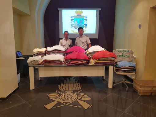 Lotta alla contraffazione: la Guardia di Finanza sequestra 570 maglie durante la Notte Bianca di Porto Maurizio Lotta alla contraffazione: la Guardia di Finanza sequestra 570 maglie durante la Notte Bianca di Porto Maurizio