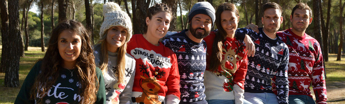 Il maglione natalizio diventa un rito da condividere durante le feste Il maglione natalizio diventa un rito da condividere durante le feste