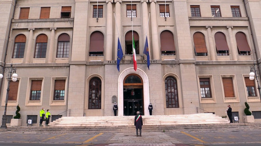 Coronavirus, a Imperia bandiere a mezz'asta e silenzio per ricordo e sostegno (foto e video)