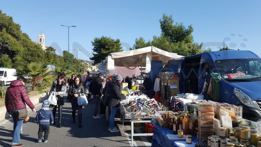 Imperia: dopo l'esperimento dell'anno scorso torna sul lungomare Vespucci torna la 'Fiera di San Leonardo' Imperia: dopo l'esperimento dell'anno scorso torna sul lungomare Vespucci torna la 'Fiera di San Leonardo'