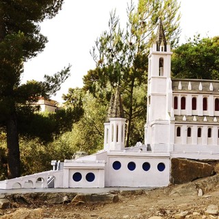 Imperia: trent'anni fa l'imperiese Antonio Santucci realizzò la miniatura della basilica di Lourdes, il figlio: "Ancora in molti vengono ad ammirarla" (foto)