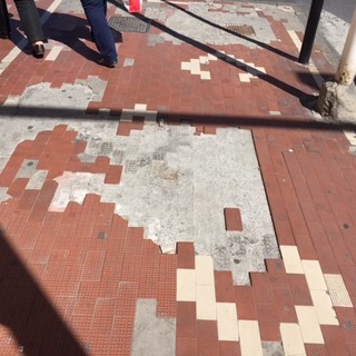 Imperia: marciapiedi sconnessi in via della Repubblica, lettore "Le cadute sono all'ordine del giorno"