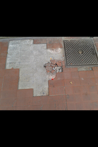 Marciapiedi disastrati in centro a Ventimiglia: commercianti chiedono al Comune di metterci una ‘pezza’ Marciapiedi disastrati in centro a Ventimiglia: commercianti chiedono al Comune di metterci una ‘pezza’