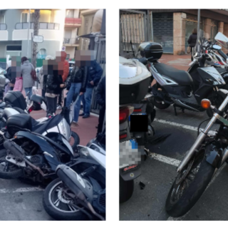 Ventimiglia, moto sbanda e fa filotto di scooter parcheggiati (Foto)