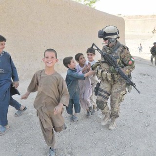 La generosità di Imperia per accogliere Hamid afgano in fuga dai talebani: intervista al Generale Bellacicco