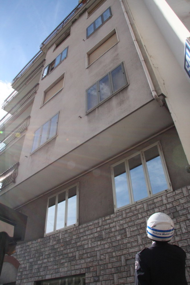 Sanremo: asse di marmo pericolante al 5° piano si stacca tra le mani dei pompieri