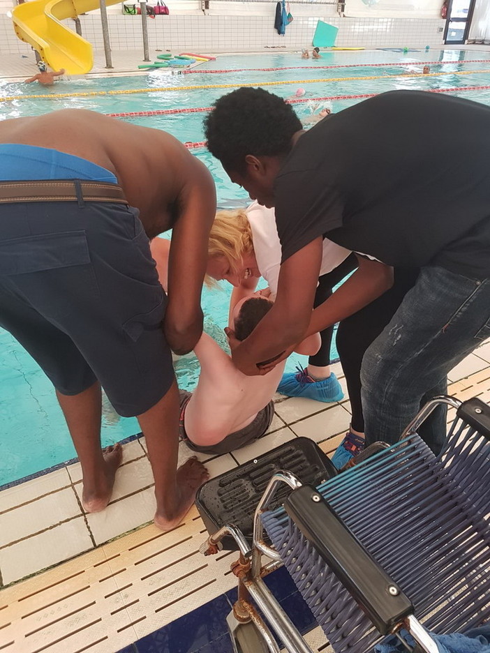 Imperia: migranti della cooperativa 'l'Ancora' aiutano nell'accompagnamento di persone affette da disabilità