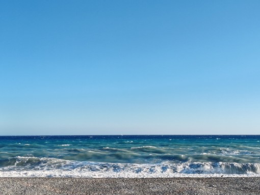 75enne rischia di annegare a Bordighera, quattro bagnini lo salvano: il plauso del Gruppo Alziamo i Toni