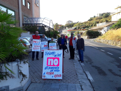 Sanremo: questa mattina manifestazione di PRC-SE davanti alle sedi di Amaie e Rivieracqua, contestati i rincari delle tariffe pubbliche