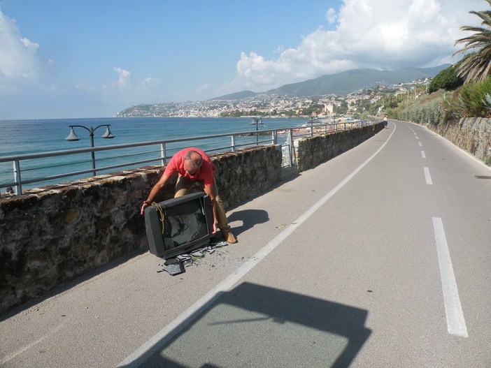 Sanremo: trovato televisore abbandonato sulla Ciclabile, Area 24 "E' un atto di inciviltà!" Sanremo: trovato televisore abbandonato sulla Ciclabile, Area 24 "E' un atto di inciviltà!"