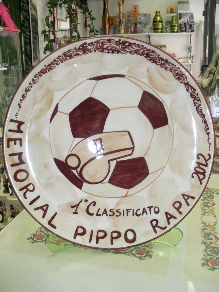 Calcio: da domani sfida tra arbitri per un torneo in ricordo di Pippo Rapa Calcio: da domani sfida tra arbitri per un torneo in ricordo di Pippo Rapa