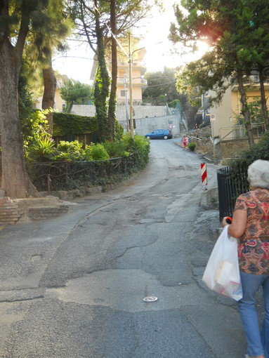 Sanremo: strada Borgo Opaco, lettore "Ogni giorno è una gara da motocross"