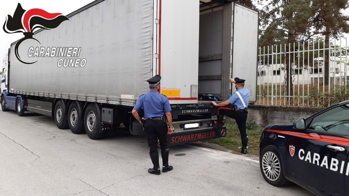 Si nascondono in un tir pensando di oltrepassare il confine di Ventimiglia: gruppo di stranieri finisce a Mondovì Si nascondono in un tir pensando di oltrepassare il confine di Ventimiglia: gruppo di stranieri finisce a Mondovì